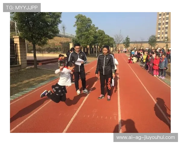 侏儒无臂踢足球挑战极限展现坚韧精神和顽强意志